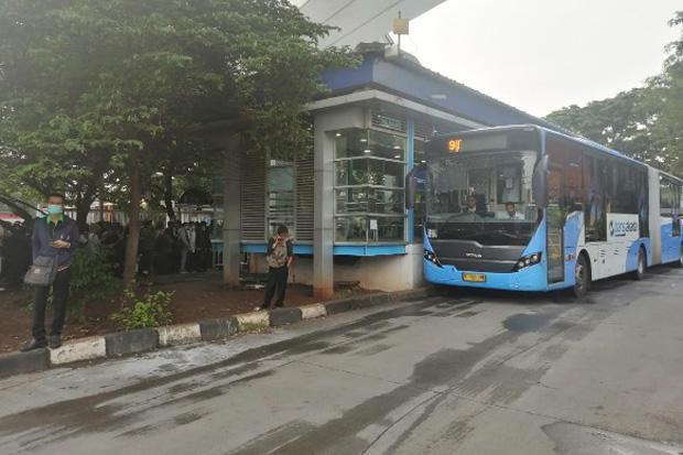 Jam Operasional Dibatasi, Penumpang Transjakarta Menumpuk di Pinang Ranti