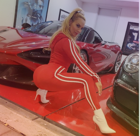 Model Seksi Ini Pamer Foto Menyusui Putrinya Yang Berusia Empat Tahun!
