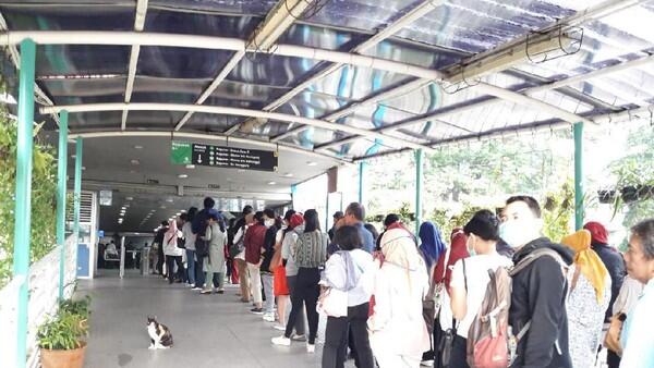 Suara Penumpang TransJ: Makin Numpuk, Peluang Penularan Corona Makin Besar!