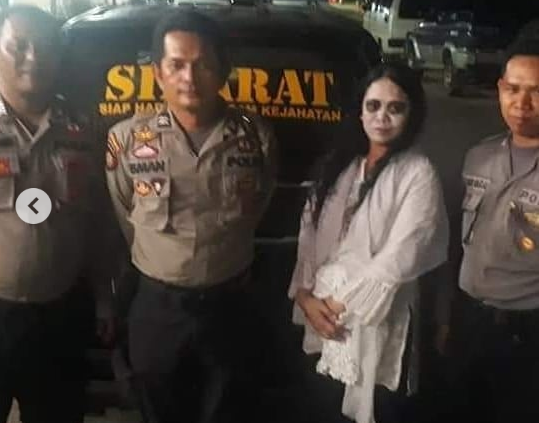 "Hantu Wanita" Ganggu Masyarakat, Akhirnya Polisi Mampu Menangkapnya! Hantu Beneran?
