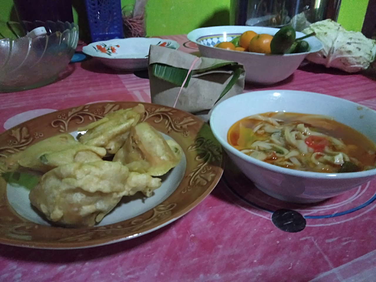 Uang Rp 6000, Dapat Nasi Bungkus 1 Tahu Goreng 4, dan Separoh Sup Jamur Tiram, Murah!