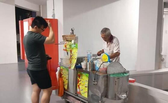 Terapkan Prinsip Hidup Jujur! Kakek Pedagang Es Krim Ini Tolak Kembalian dari Pembeli