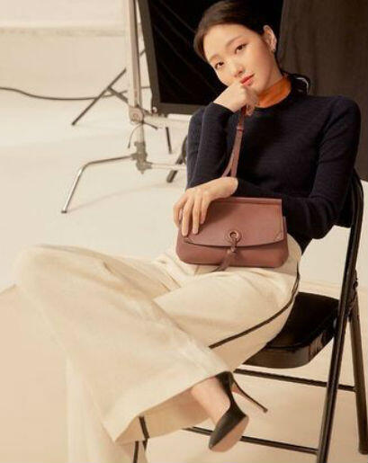 9 OOTD Kasual nan Rapi ala Kim Go Eun, Bisa untuk Ngantor!