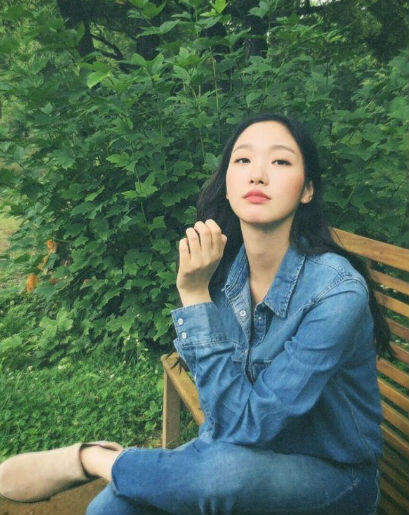 9 OOTD Kasual nan Rapi ala Kim Go Eun, Bisa untuk Ngantor!