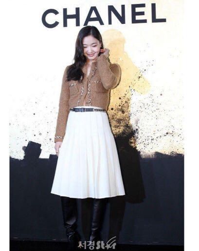 9 OOTD Kasual nan Rapi ala Kim Go Eun, Bisa untuk Ngantor!