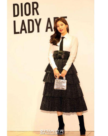 10 Trik Tampil Elegan dan Mewah dengan Rok Panjang ala Suzy! 