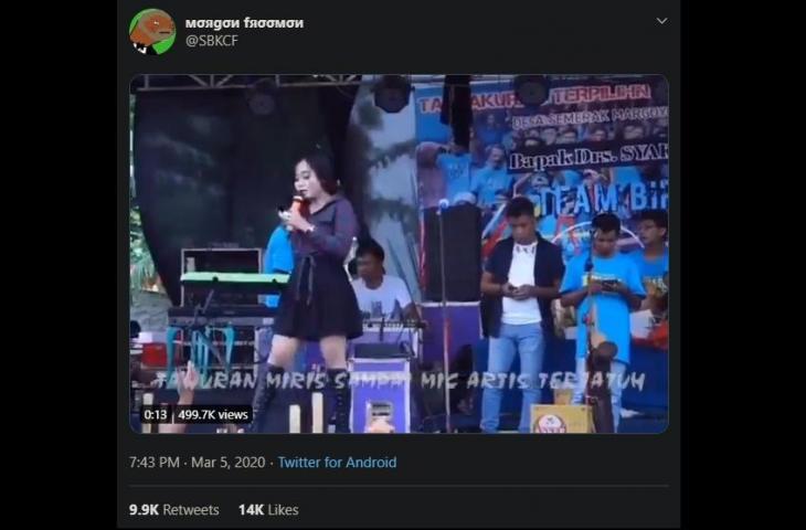 Duh, Biduan Dangdut &quot;PUKUL&quot; Penonton Pakai Mic Karena Diperlakukan Kasar !