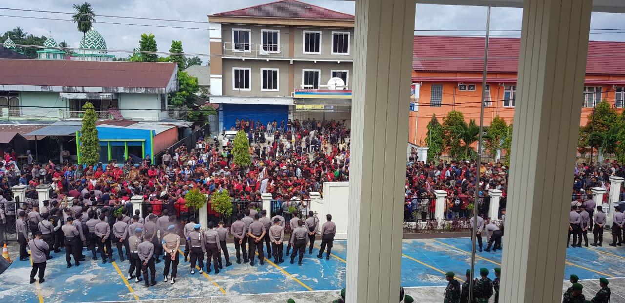 Ramainya Demo Bela Peladang Dayak di Pengadilan Negeri Sintang