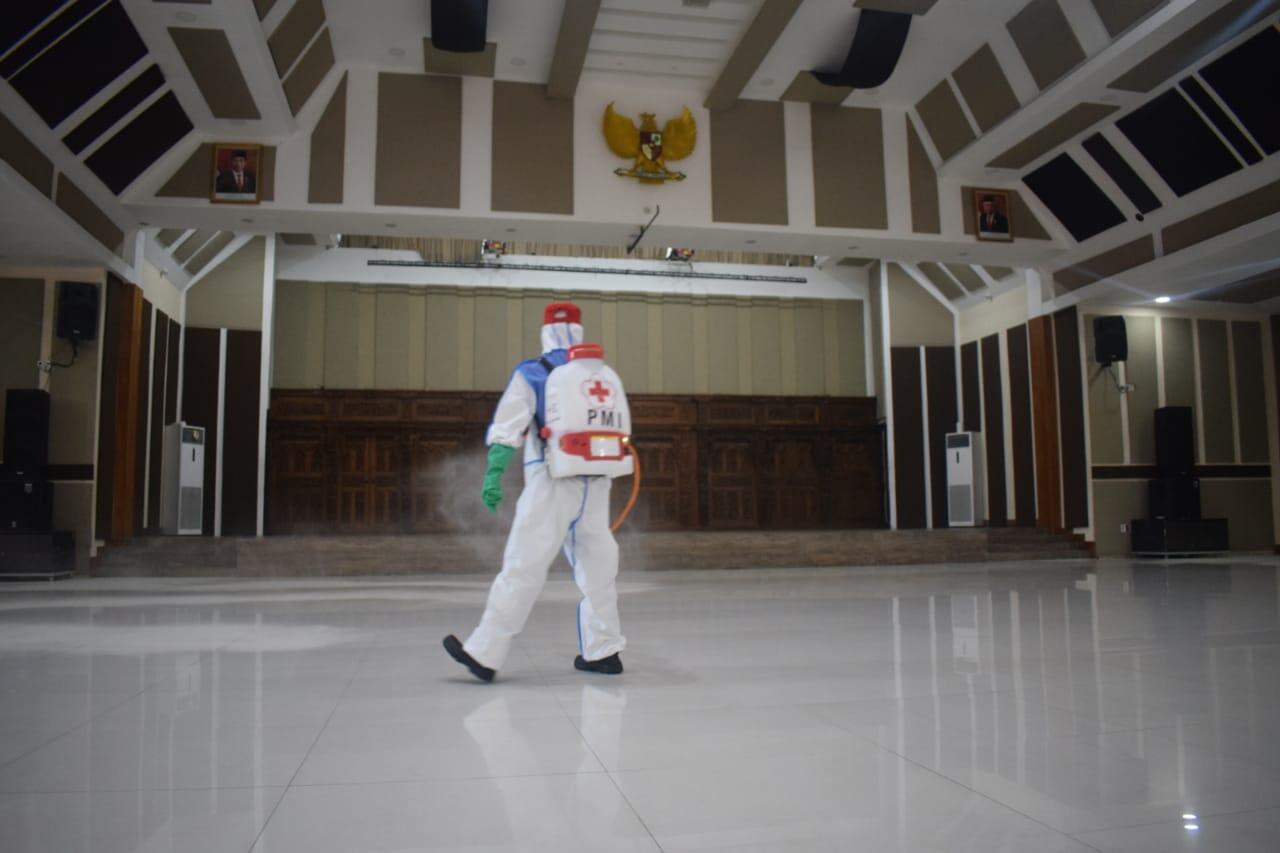 Antisipasi Covid-19, PMI Tangerang Lakukan Penyemprotan Disinfektan Difasilitas Umum