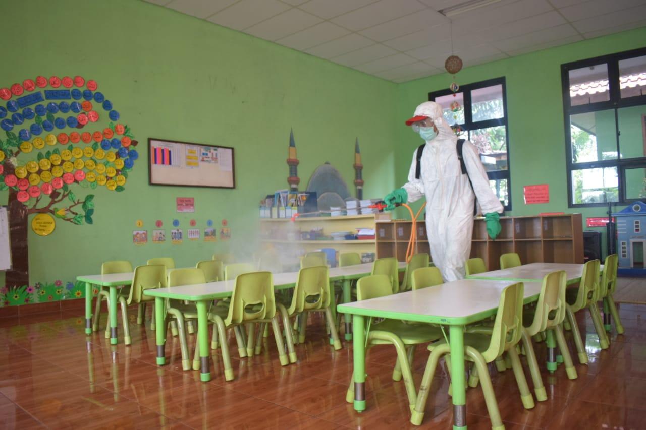 Antisipasi Covid-19, PMI Tangerang Lakukan Penyemprotan Disinfektan Difasilitas Umum