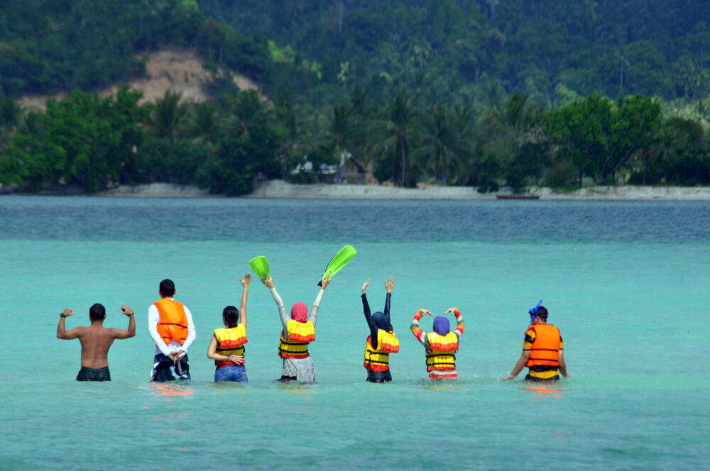 Tak Bisa Berenang Tapi Nekat Snorkeling? Ini Tipsnya
