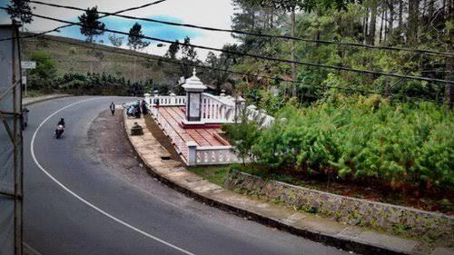 Pocong Di Tanjakan Emen