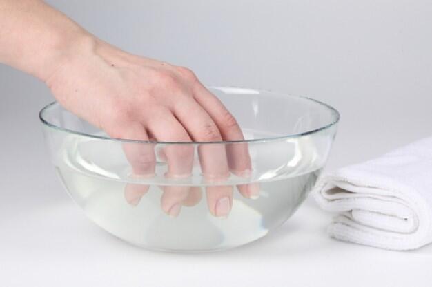 Penggunaan Hand Sanitizer Bikin Kulit Tanganmu Kering? Lakukan Ini Aja, Sis!