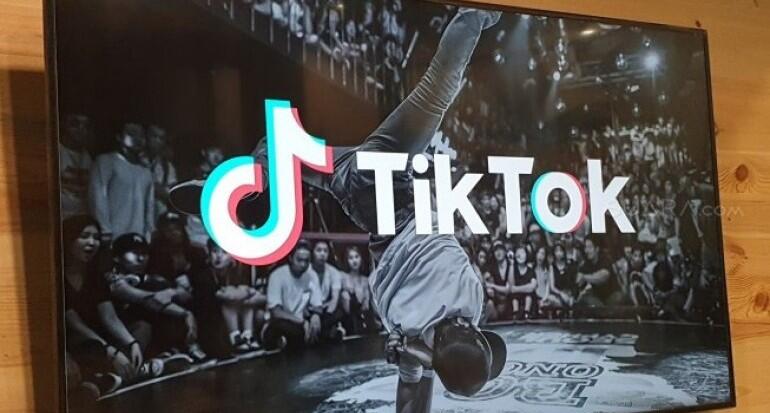 Viral! Video TikTok ‘Corona Challenge’ Beredar, Pemeran Wanitanya Dihujat
