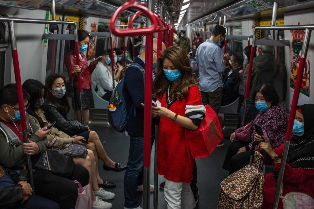 Jorok dan Bikin Marah! Pria Ini Gosok Ludahnya di Pegangan Kereta, Videonya Viral