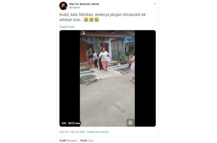 Asyik Main TIKTOK, Emak-emak Senggol Bocah Hingga &quot;NYEMPLUNG&quot; Selokan !