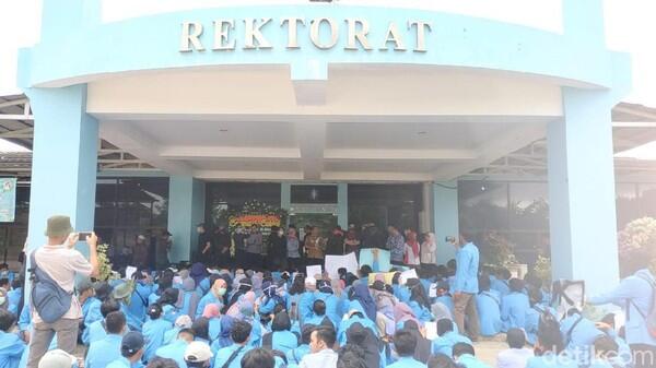 Protes Aturan Berorganisasi, Demo Mahasiswa UBB Ricuh di depan Rektorat