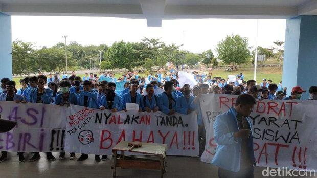 Protes Aturan Berorganisasi, Demo Mahasiswa UBB Ricuh di depan Rektorat