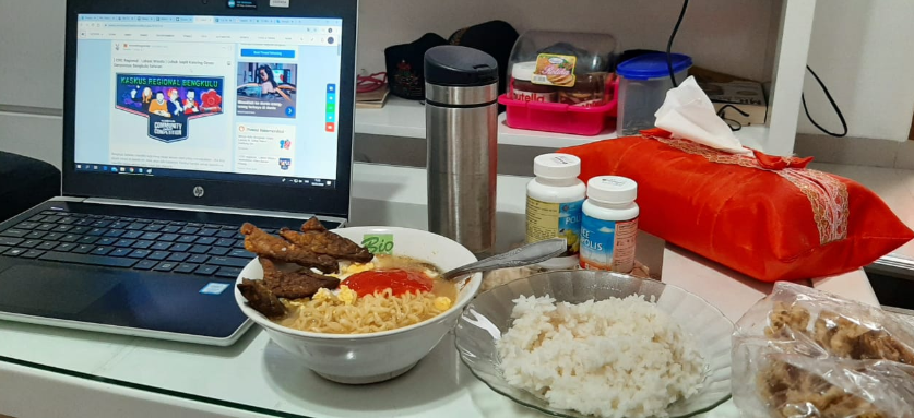 #mumpungdirumah kerja sambil makan mie rebus