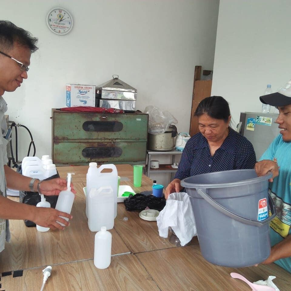 Tangkal Covid-19, SMA Setia Bhakti Tangerang Berinovasi Membuat Hand Sanitizer