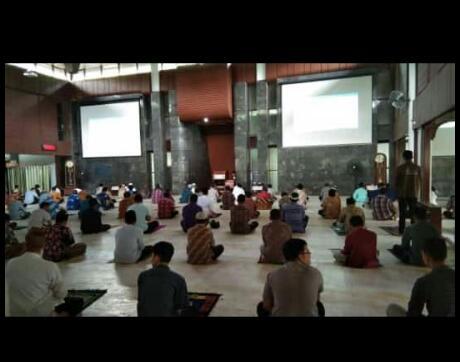 Sahkah Sholat Jum'at bila Shaff Renggang?