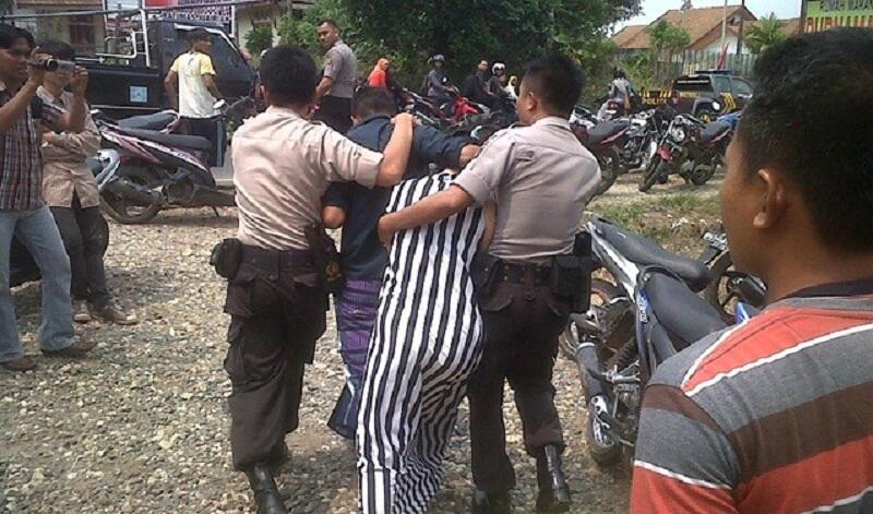 Suami Pergi Merantau, Sang Istri ‘Ena-Ena’ dengan Anak Kandungnya