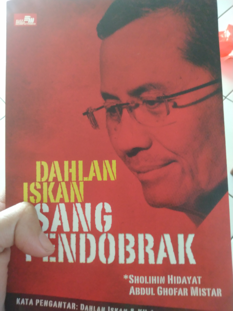 #mumpungdirumah Serunya Mainan Rubik Dan Baca Buku Biografi Di Rumah