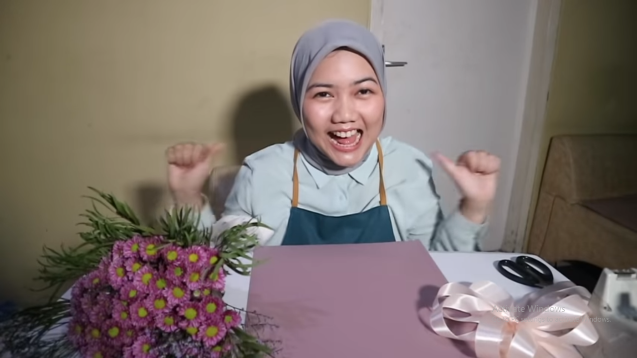 Mumpung di Rumah Saya Gunakan Waktuku Untuk Merangkai Bunga