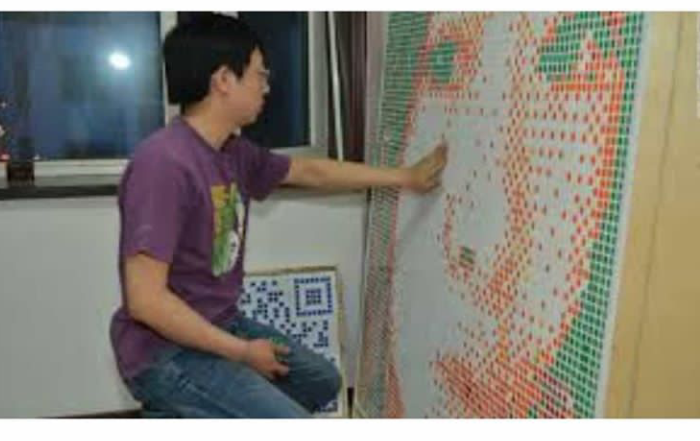 Pemuda Asal China ini Membuat Lukisan dari Rubik untuk Gebetannya! Ini Efek Lockdown?