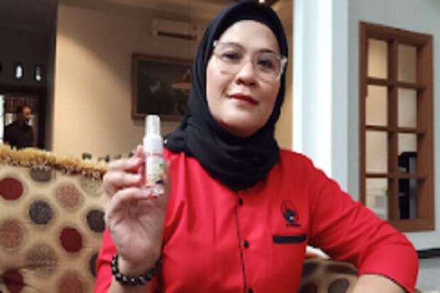 Bakal Calon Bupati Indramayu Nina Agustina Da'i Bachtiar Racik Hand Sanitizer