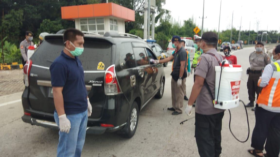 Cegah COVID-19, Kendaraan Yang Masuk Wilayah Serang Disemprot Disinfektan