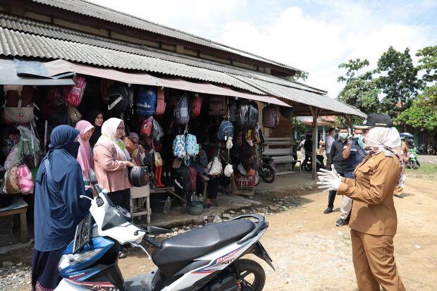 Bupati Tulang Bawang Sosialisasikan Bahaya Covid-19 di Pasar