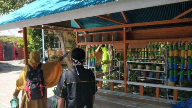 Aparat Kecamatan Gandeng Karang Taruna Semprot Disinfektan di Ruang Publik