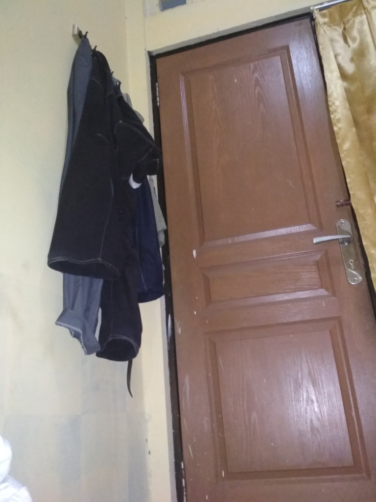 Di Sempitnya Kamar Kos, Mari Merenung
