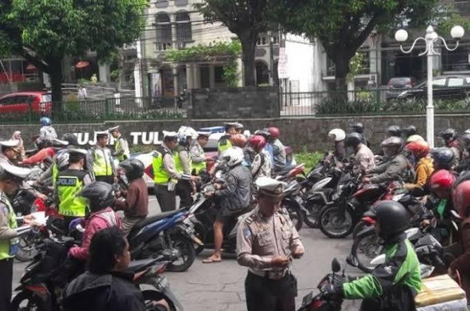 Di Tengah Wabah Corona Polisi Masih Razia, Perlahan Pedagang Mulai Sepi Pembeli