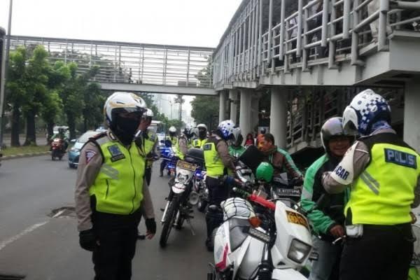 Di Tengah Wabah Corona Polisi Masih Razia, Perlahan Pedagang Mulai Sepi Pembeli