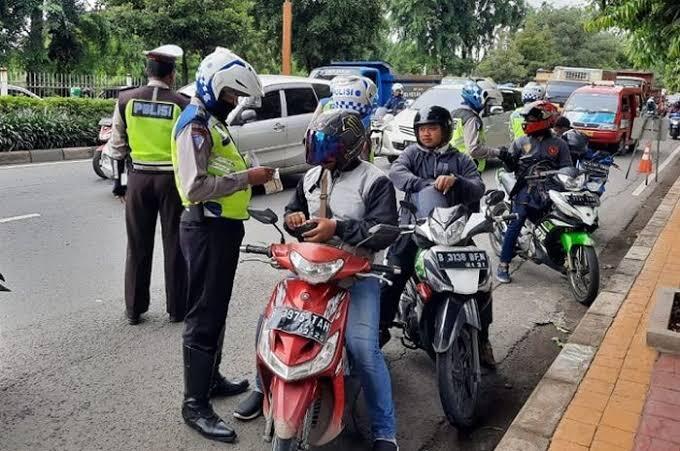 Di Tengah Wabah Corona Polisi Masih Razia, Perlahan Pedagang Mulai Sepi Pembeli