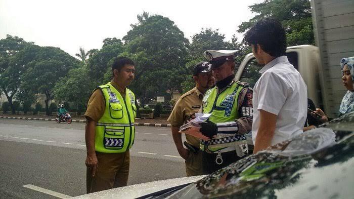 Di Tengah Wabah Corona Polisi Masih Razia, Perlahan Pedagang Mulai Sepi Pembeli