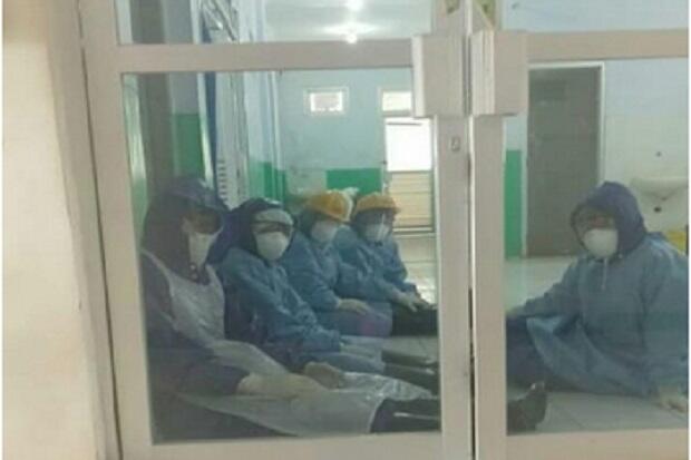 Tangani PDP Corona, Paramedis di RSUD dr Ben Mboi Pakai Helm-Mantel Proyek