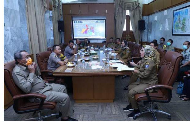 Sinergi TNI-Polri, Pemkab Serang Lakukan Disinfeksi Hingga ke Desa
