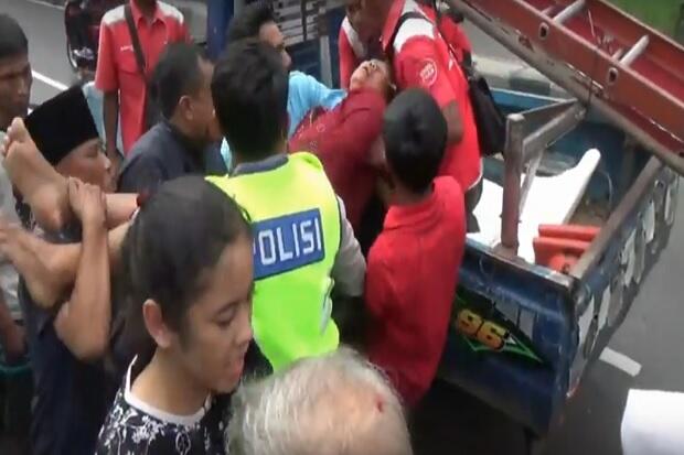 Minibus Hantam Pagar Rumah di Pasuruan, Satu Kritis dan Dua Luka-luka