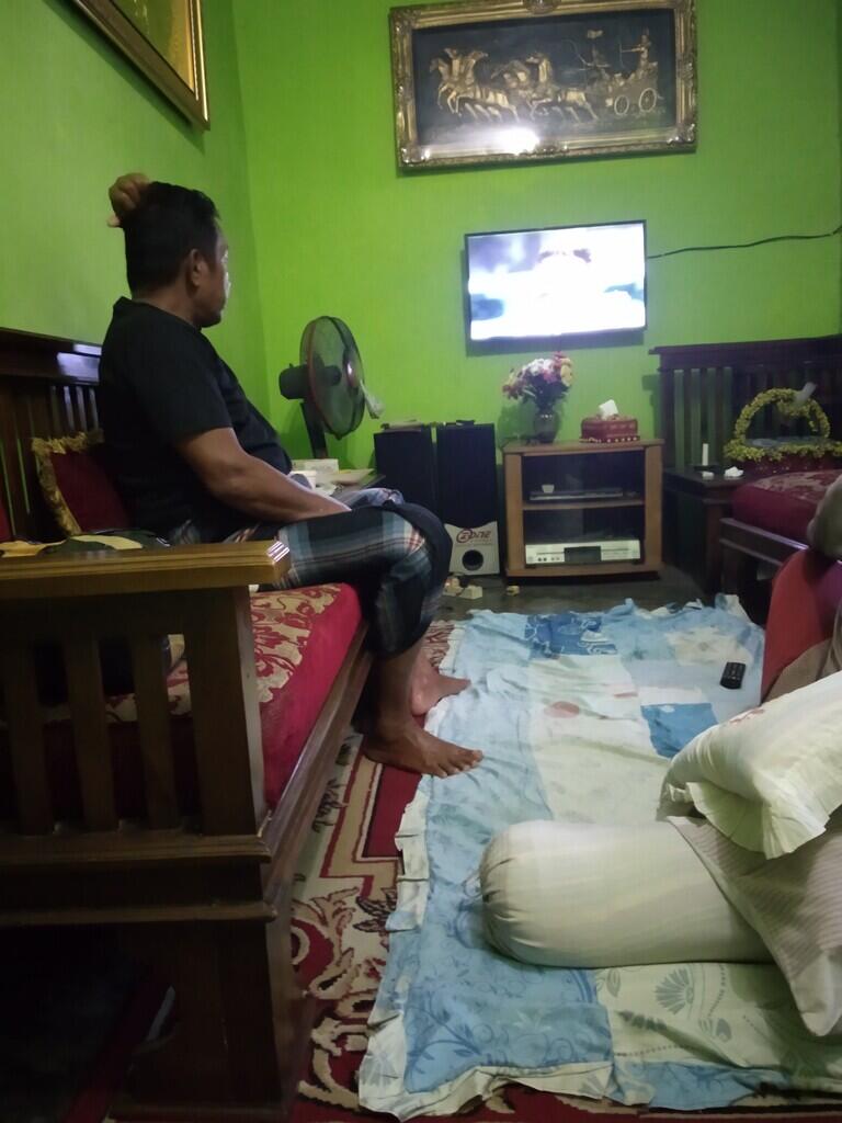 Mumpung di rumah nonton tv bareng keluarga lebih seru
