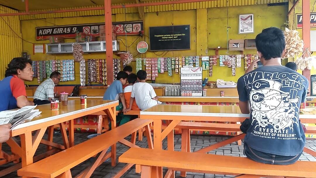 Warung Kopi Giras vs Coffee Shop
