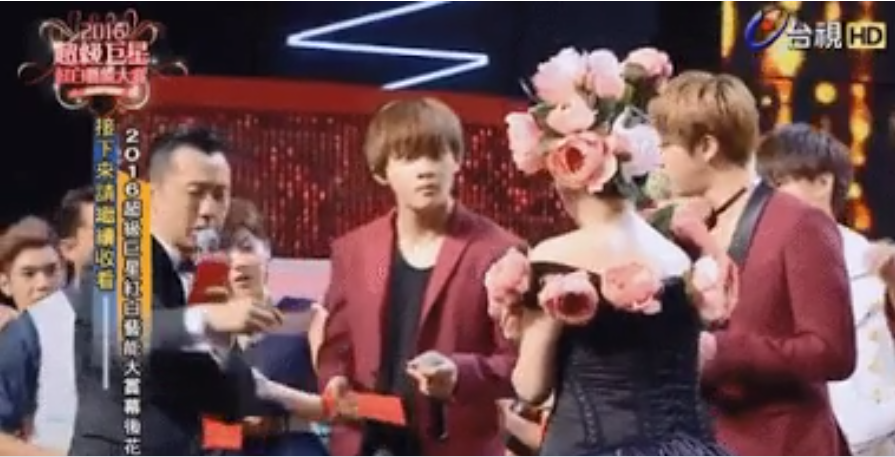 V 'BTS' Pernah Bingung Saat Dapat Hadiah, 3 Kata Ini Kemudian Menolongnya