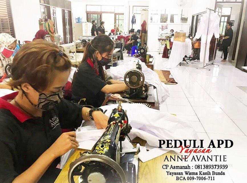 Anne Avantie Jahit Baju Hazmat utk Disumbangkan ke Paramedis yg Merawat Pasien Corona
