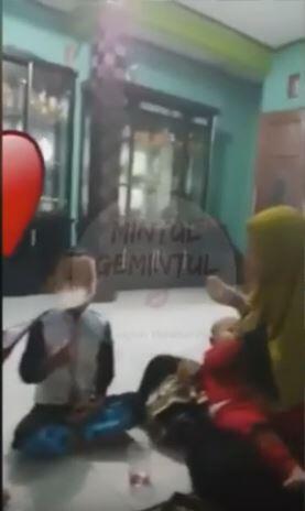 Percaya Rokok Bisa Cegah Corona, Kepala Keluarga Ini Ajak Anaknya Merokok Bersama