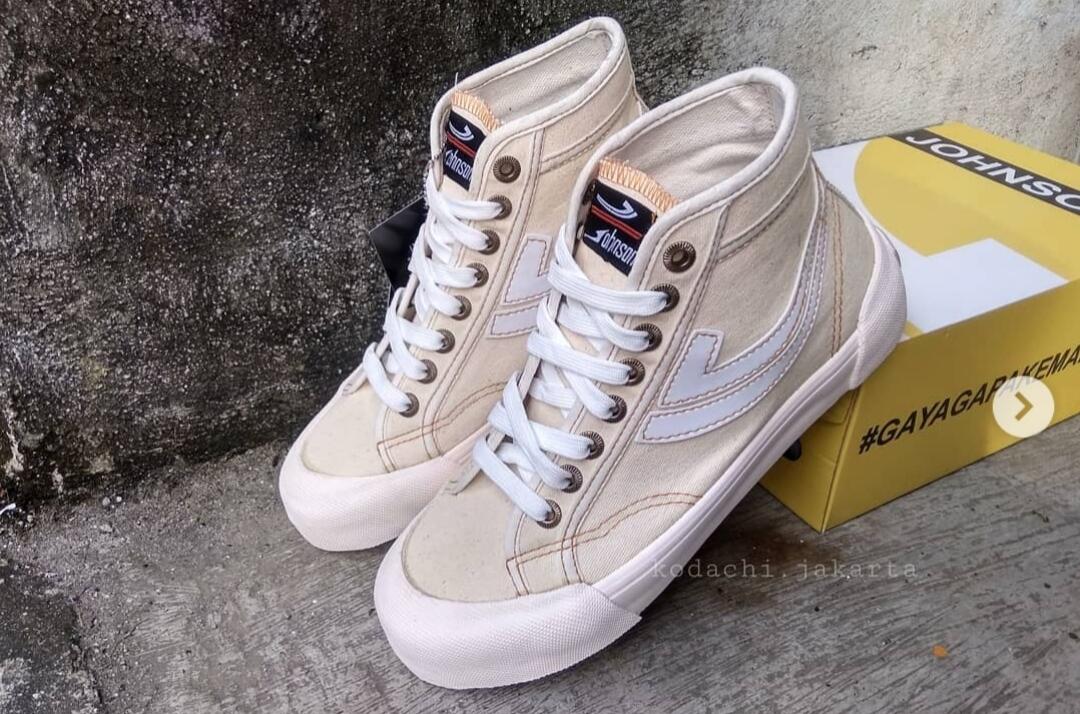 Suka Sepatu Putih? Cobain Versi Lokalnya Nih