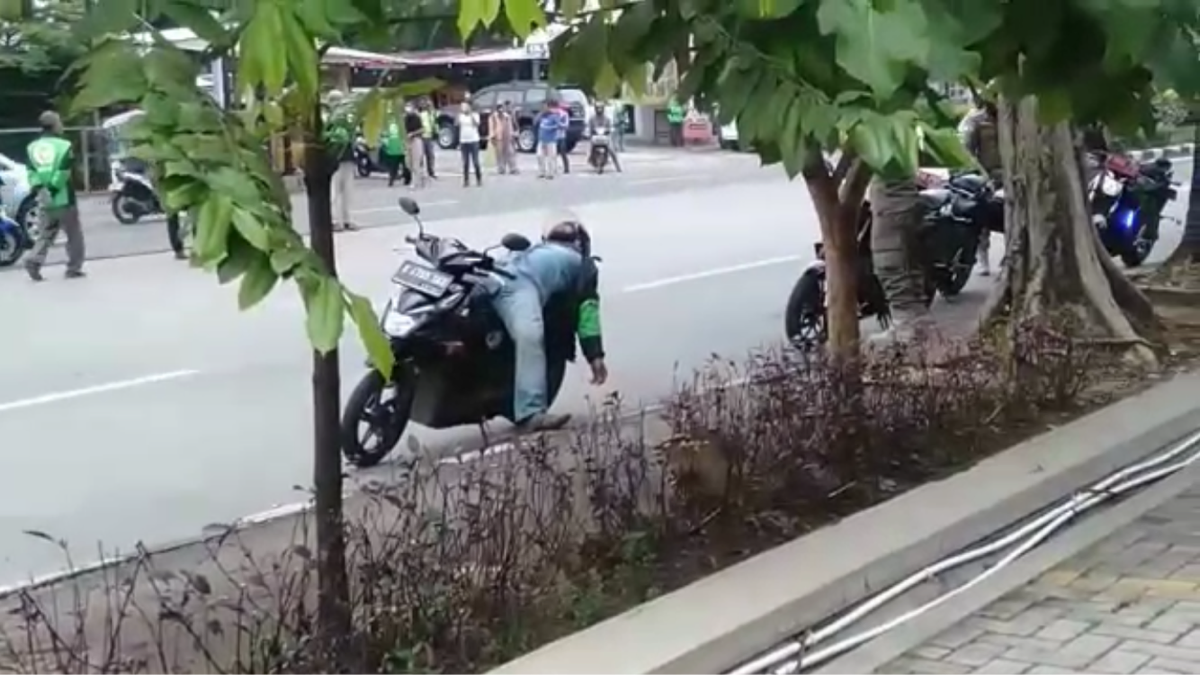 Seorang Ojol Terpapar Di Atas Sepeda motornya, Kenapa?
