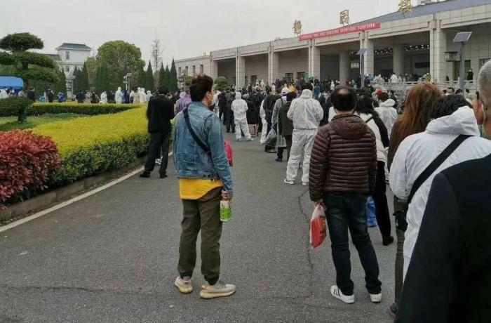 Wuhan, endless queues for ashes of coronavirus dead cast doubts on numbers