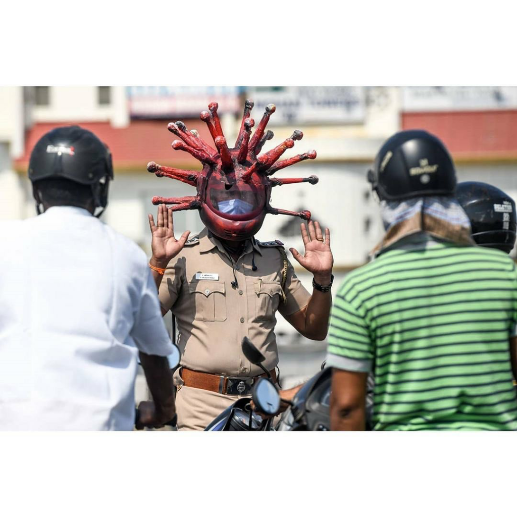 Heboh! Polisi India Pakai Helm Covid-19 Untuk Menakut-nakuti Warga yang Keluar Rumah!